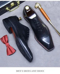 Detailaufnahme schwarzer Brogue-Herrenschuhe aus Leder mit klassischem Lochmuster-Design