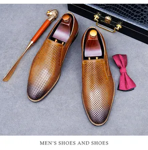 Vue de dessus de mocassins en cuir perforé marron avec accessoires business chics