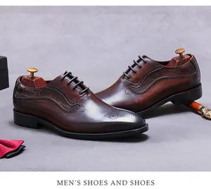 Gros plan de chaussures richelieu en cuir marron avec gravure et lacets élégants