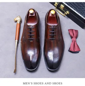Détail de chaussures Richelieu en cuir marron avec motifs richelieu et embauchoirs