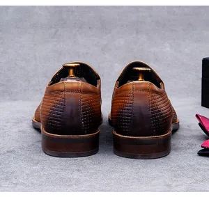 Détail de chaussures homme en cuir tressé marron avec finition dégradée au talon