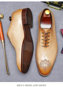 Macro-detail van herenleren oxford schoenen met lasergegraveerde bloempatronen op de neus