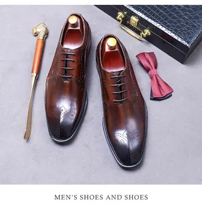 Vue détaillée de dessus des chaussures richelieu en cuir marron avec motifs et accessoires