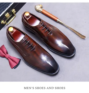 Chaussures richelieus en cuir marron avec gravures, embauchoirs en bois et accessoires chic