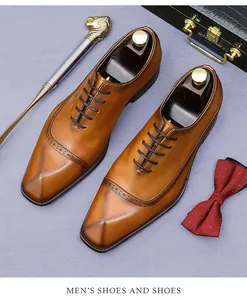Detailansicht brauner Brogue-Lederschuhe mit hölzernen Schuhspannern und Modeaccessoires