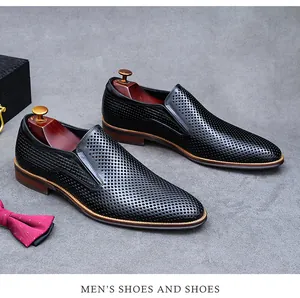 Détail de chaussures de ville noires en cuir ajouré avec embauchoirs en bois élégants