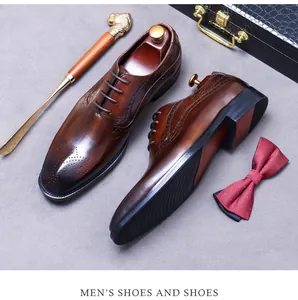 Gros plan de chaussures richelieu en cuir marron avec gravures laser et motifs floraux