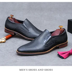 Détail des mocassins homme en cuir noir avec texture tressée et perforations respirantes