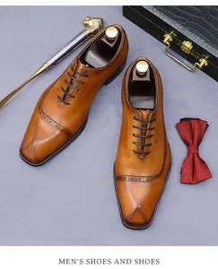 Detail von karamellbraunen Oxford-Schuhen aus Leder mit Brogue-Muster und Schuhanzieher