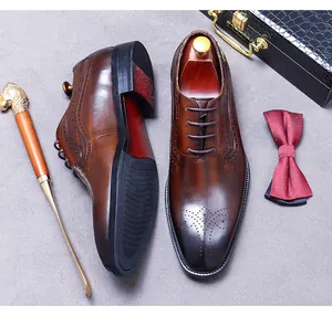 Détail de chaussures Richelieu en cuir marron avec perforations décoratives et semelle en gomme