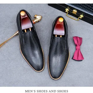 Détail de mocassins en cuir noir pour hommes avec découpes circulaires respirantes