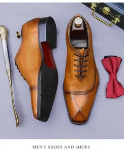 Detailansicht von braunen Brogue Oxford Schuhen aus Leder mit passenden Accessoires