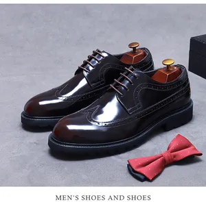 Détails des perforations brogue sur cuir de derby pour hommes marron brillant
