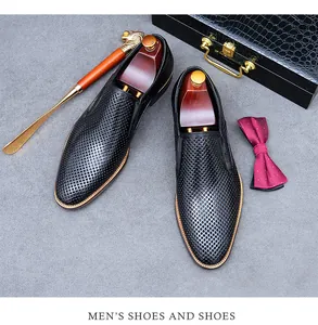 Détail de chaussures en cuir perforé pour hommes avec accessoires de bureau
