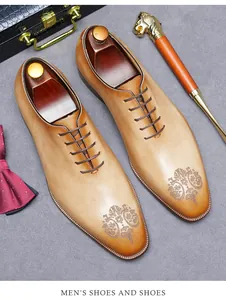 Detail van lichtbruine lederen oxfordschoen met lasermotieven en stijlvolle accessoires