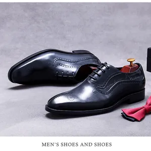 Détail de chaussures Richelieu en cuir noir avec motifs brogues et gaufrage latéral