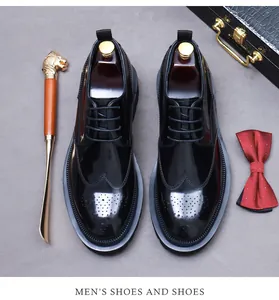 Detail van zwarte lederen derby schoenen met brogue gravering en luxe verpakking