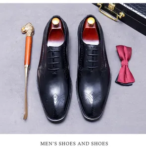 Vue de dessus de chaussures richelieu en cuir noir avec nœud papillon et accessoires de luxe