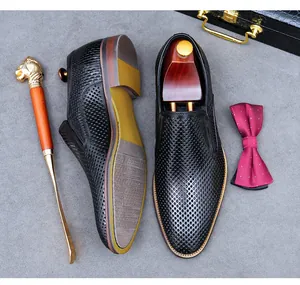 Vue détaillée de chaussures en cuir noir pour hommes avec perforations circulaires