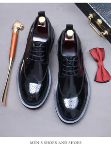 Detail van zwarte lederen brogue schoenen met klassieke perforaties en accessoires