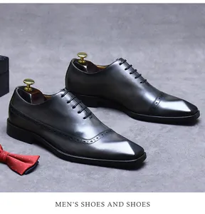 Detail der klassischen Brogue-Muster und Oxford-Schnürung bei Herren-Business-Schuhen