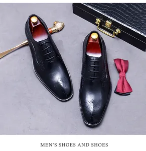Détail de chaussures Oxford en cuir noir avec perforations richelieu et embauchoir en bois