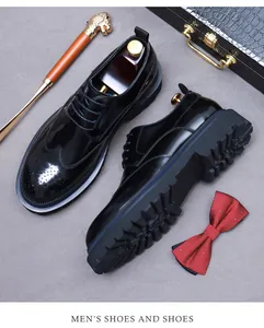 Detail van zwarte lederen brogue schoenen met snijpatronen en een dikke profielzool