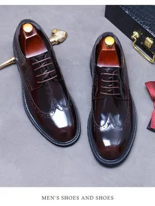 Gros plan de chaussures richelieu en cuir marron poli avec détails brogues complexes