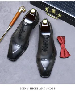 Detail von Herrenschuhen mit dunklem Farbverlauf Leder und klassischen Brogue-Verzierungen