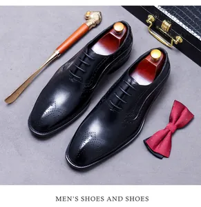 Détail de chaussures brogues en cuir noir avec perforations classiques et accessoires