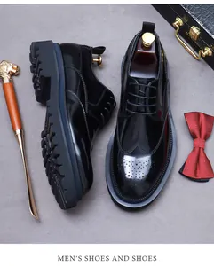 Detailopname van zwarte leren brogue schoenen met dikke rubberen zolen en accessoires