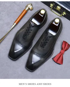 Makro-Detail von klassischen braunen Leder-Brogues mit handgefertigtem Flügelspitzen-Muster