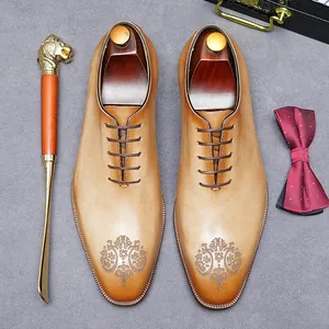 Klassieke lichtbruine Oxford schoenen met lasergegraveerde neus voor formele gelegenheden