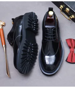 Detail van zwarte lederen brogue schoen met dikke rubberen zool en klassieke versieringen