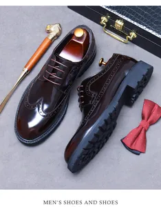 Détail de chaussures brogues en cuir marron avec bout aile d'oiseau et semelles en caoutchouc