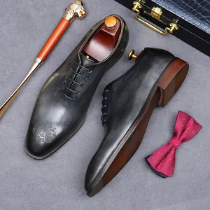 Gepolijste lederen oxford schoenen met laserpatronen en elegante accessoires