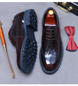 Détail de chaussures Richelieu en cuir marron avec perforations et semelle crantée