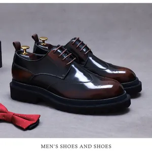 Detail van handgepolijste bruine brogue schoen met dikke profielzool en luxe houten spanners
