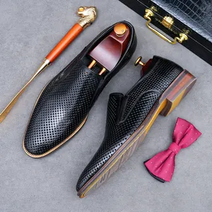 Chaussures business ajourées pour hommes en cuir noir avec détails perforés et semelle bois