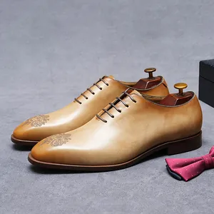 Formele lederen oxford schoenen met amberkleurig verloop, brogue details en schoenspanners
