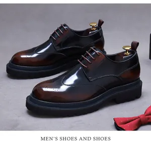 Detail van donkerbruine leren brogue schoenen met klassiek snijwerk en een dikke zool