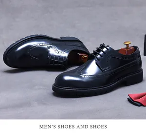 Vue détaillée des chaussures Derby noires en cuir avec perforations brogue classiques