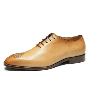 Heren Oxford veterschoenen van bruin leer met elegante laser-gegraveerde patronen op de neus