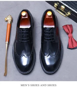 Gros plan de chaussures brogues en cuir noir avec un nœud papillon et accessoires d'homme