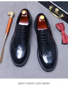 Vue de dessus de chaussures richelieu en cuir noir avec embauchoirs et accessoires chics