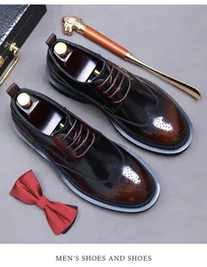 Detailweergave van bruine brogue derby schoenen met wingtip perforaties en luxe lederen textuur