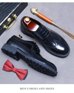 Détail de chaussures Richelieu en cuir noir avec perforations et semelle crantée