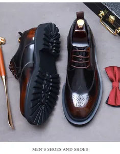 Detail van bruine leren brogue schoenen met vleugeltip ontwerp en antislip rubberen zool