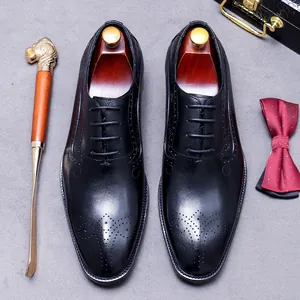 Chaussures richelieu brogues en cuir noir classique avec perforations et embauchoirs en bois