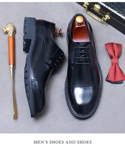 Λήψη flat lay από ανδρικά δερμάτινα επαγγελματικά παπούτσια με χοντρές σόλες και αξεσουάρ